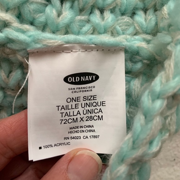 Old Navy Chunky Knit Scarf - Picture 4 of 6